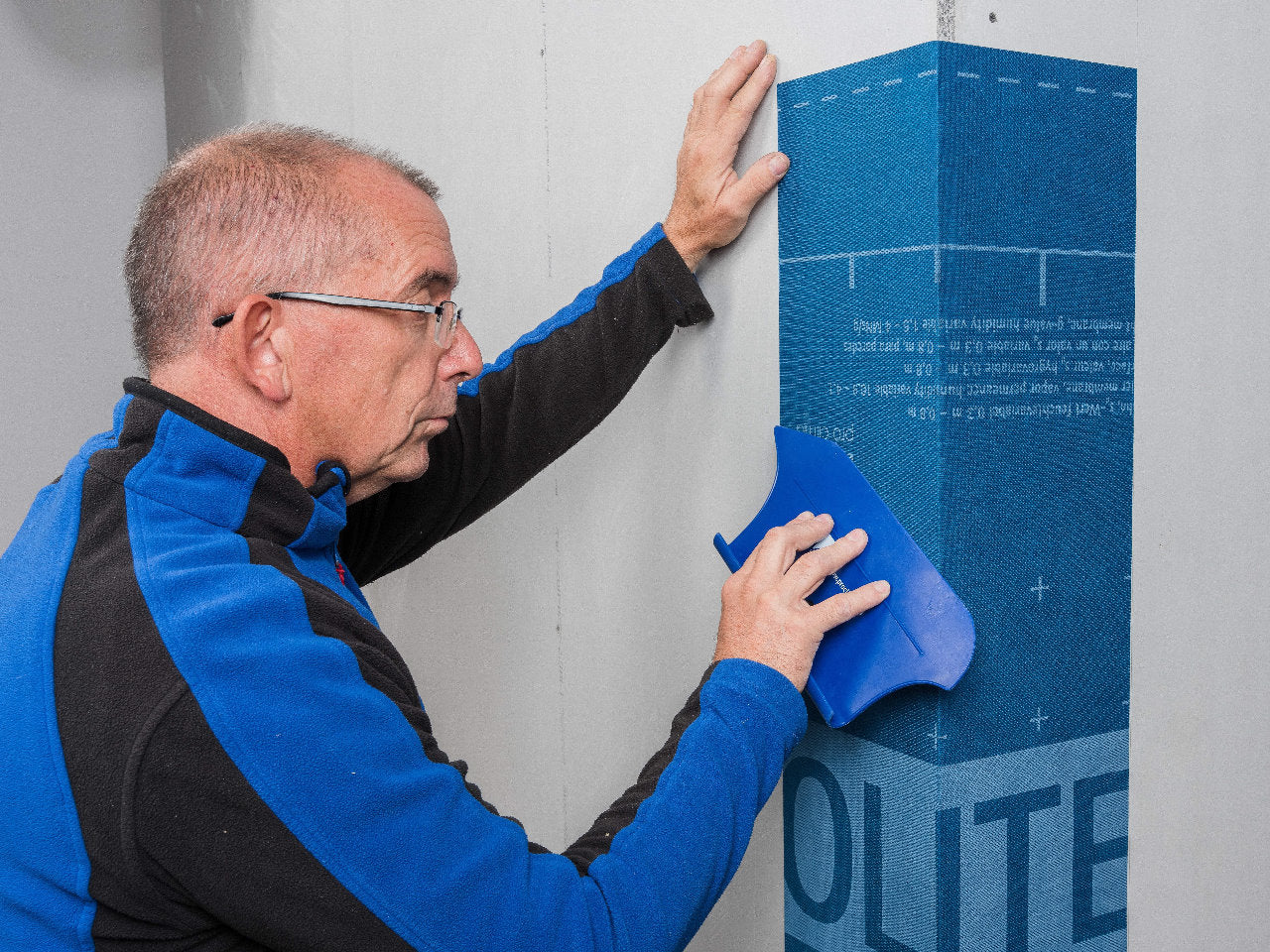 vollflächig klebende, diffusionsoffene Luftdichtungs- und Witterungschutzbahn SOLITEX ADHERO 3000