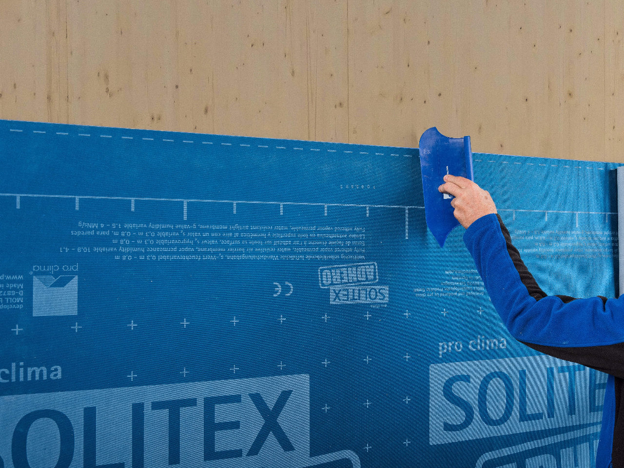 vollflächig klebende, diffusionsoffene Luftdichtungs- und Witterungschutzbahn SOLITEX ADHERO 3000